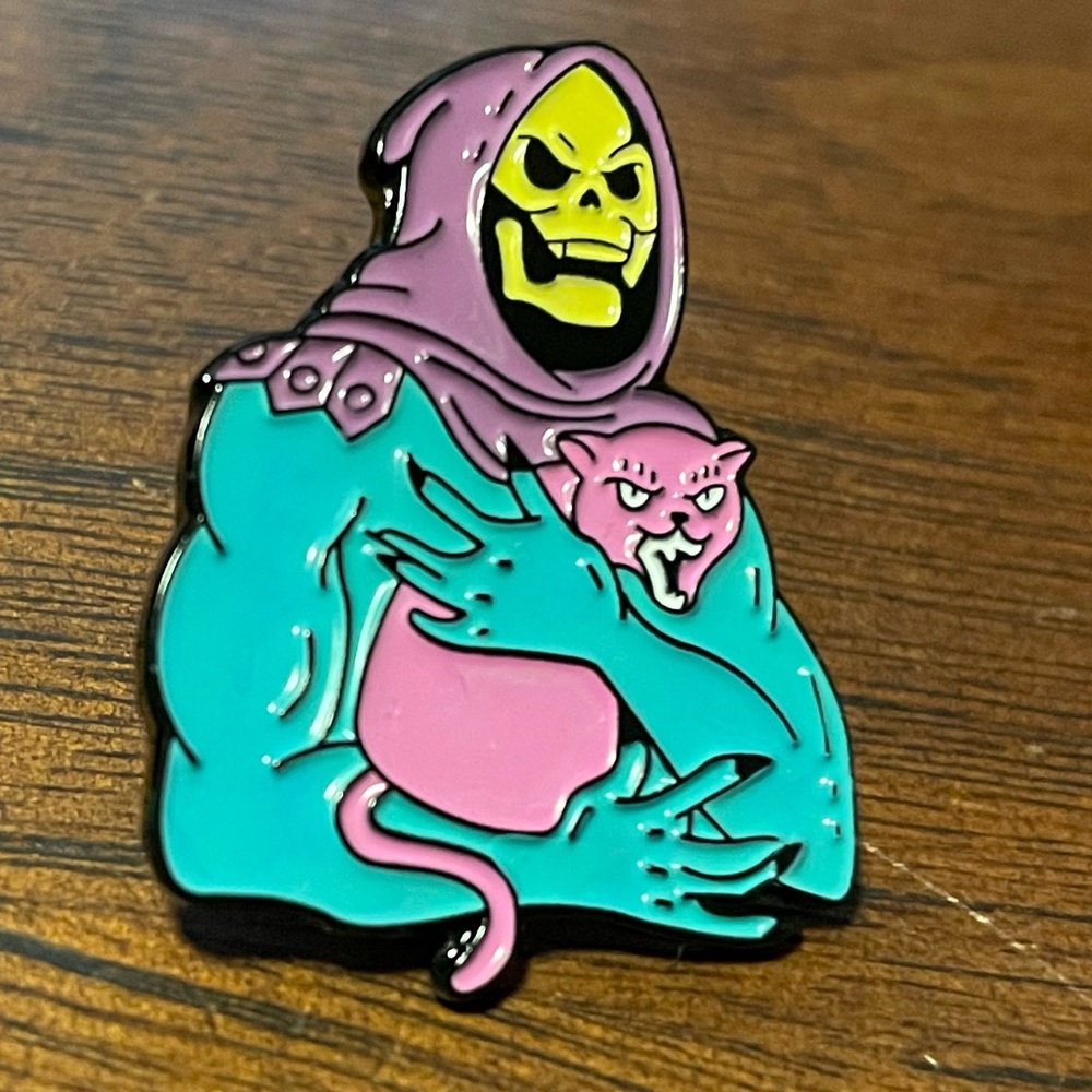 💀 Skeletor Cuddling Cat MOTU He Man Evil Collectable Fashion Pin 💀